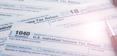 Yıllık vergi bildirimi. Masada vergi formu var. Finansal açıklamalar imzası.