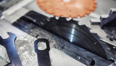 Üretim aşamasında aletler ve elektrikli testerelerle atölye çalışması