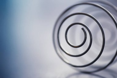 Metal spiral. Sonsuz dönüşler konsepti. Altın oran. Anılar ve yaşam yolu kavramı.