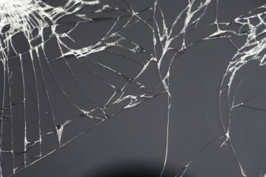 Camı kır. Kırık ekran. Bozuk telefon. Kırık cam arka plan. Camdaki beyaz çatlaklar.