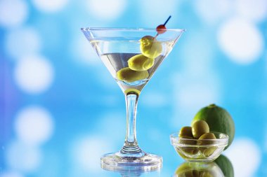 Seyahat konsepti. Turist aksesuarları uçuşta toplanıyor. Alkol, kamera, harita ögeleri.