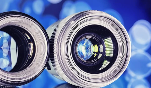 Equipamento Videógrafo Fotógrafo Lentes Mesa Contra Fundo Lâmpadas Brilhantes Brilho — Fotografia de Stock