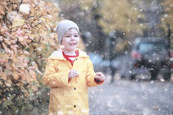 Promenade Des Enfants Dans Parc Avec Première Neige — Photo