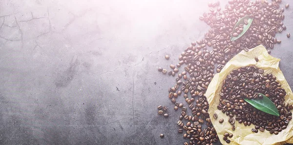 Beutel Kaffee Kaffeebohnen Auf Dem Tisch Geröstet Kaffeebohnen Mit Blättern — Stockfoto