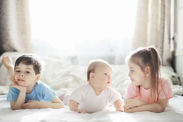 Los Niños Yacen Cama Junto Bebé Recién Nacido Hermanita Emociones —  Fotos de Stock