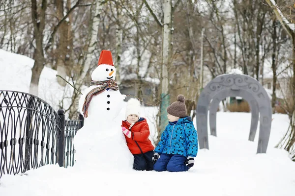 겨울에는 아이들이 공원에 아이들은 놀이터에서 놀이를 합니다 사람들을 조각하고 언덕을 — 스톡 사진