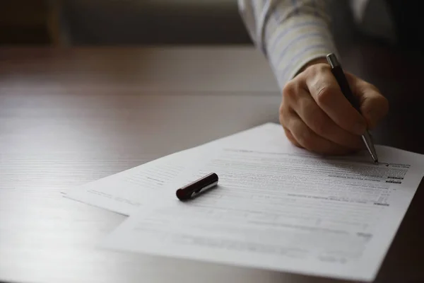 Geschäftstreffen Ein Mann Unterschreibt Einen Vertrag Männliche Hand Mit Stift — Stockfoto