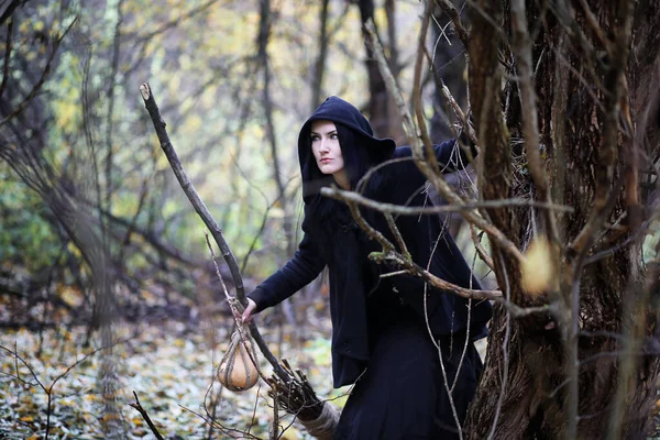 Une Femme Costume Sorcière Dans Une Forêt Dense Selon Rituel — Photo