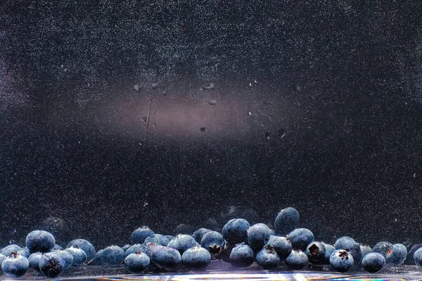 水滴在成熟的甜蓝莓上 新鲜的蓝莓背景与副本空间为您的文字 素食主义者和素食主义者的概念 蓝莓的宏观质感 — 图库照片