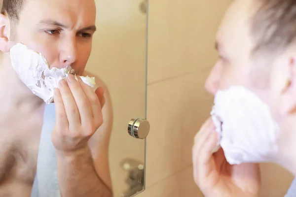 Homem Faz Barba Banheiro Pela Manhã Antes Trabalho — Fotografia de Stock