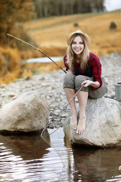 Menina Bonita Outono Junto Rio Com Uma Vara Pesca — Fotografia de Stock