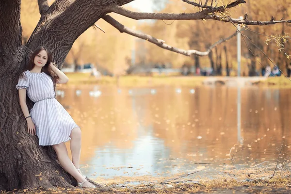 秋の公園を散歩中の若い女の子 — ストック写真