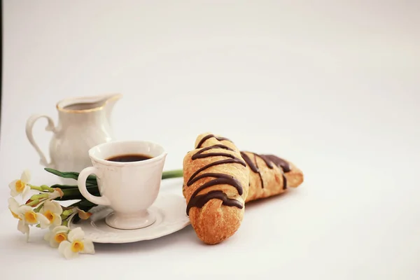 Masada Fransız Kahvaltısı Çikolatalı Kahve Kruvasanı Kremalı Sürahi Taze Hamur — Stok fotoğraf