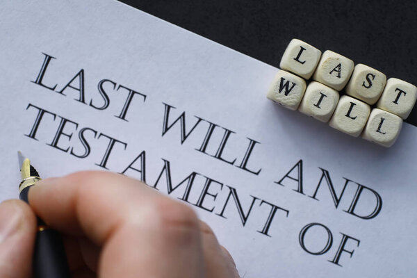 Правовая концепция. Процедура составления последнего завещания. Документы с завещанием на столе. Регистрация последнего завещания и завещания.