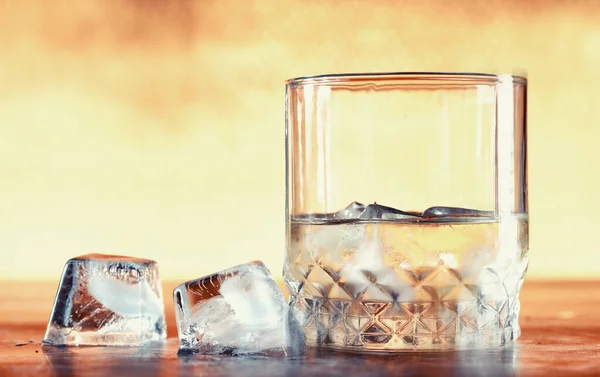 Copo Álcool Duro Com Gelo Num Balcão Bar Uísque Com — Fotografia de Stock