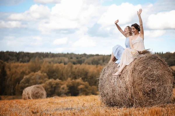 Дві Красиві Дівчата Сукнях Осінньому Полі Отримують Задоволення — стокове фото
