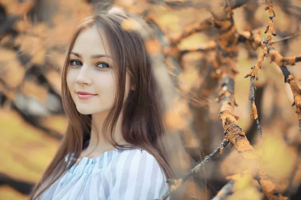秋の公園を散歩中の若い女の子 — ストック写真