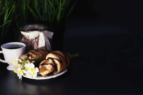 Francuskie Śniadanie Stole Kawa Croissant Czekoladą Karafka Śmietaną Świeże Wypieki — Zdjęcie stockowe