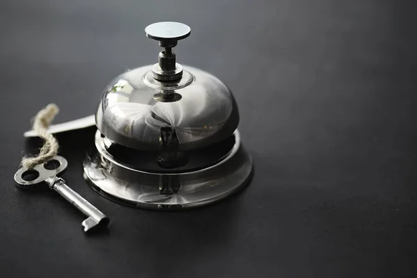 Eine Silbrig Glänzende Metallglocke Der Hotelrezeption Ein Tisch Hotel Beim — Stockfoto