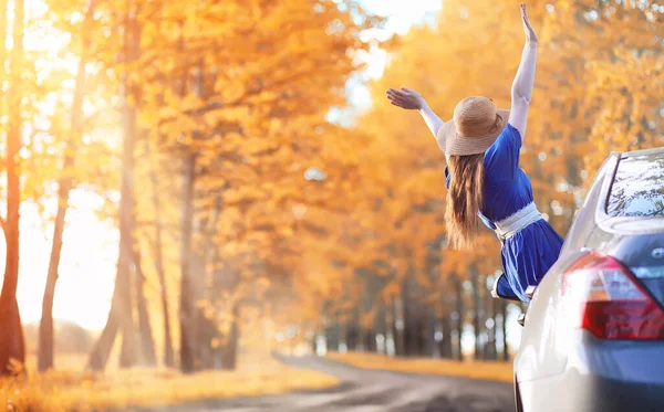 Doğa elbise genç güzel kız. Şapkalı bir kız parkta yürüyor. Şehir dışında bir sepet ile piknik üzerinde genç kadın