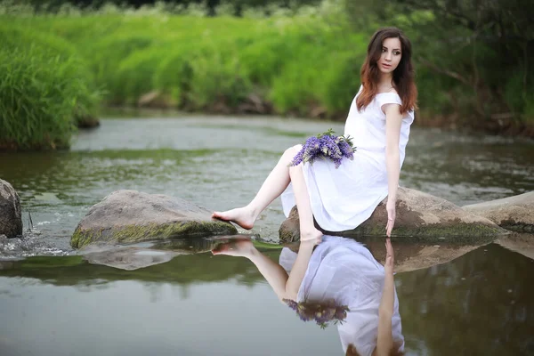 Mulher Grávida Natureza Para Passeio Verão — Fotografia de Stock