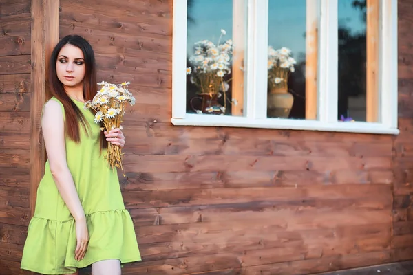 Schöne Mädchen Mit Roten Haaren Mit Einem Strauß Gänseblümchen Auf — Stockfoto