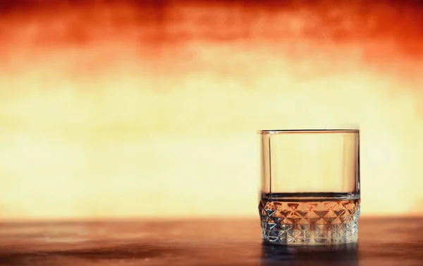 Copo Álcool Duro Com Gelo Num Balcão Bar Uísque Com — Fotografia de Stock