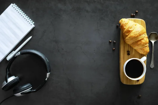 Friss Péksütemények Asztalon Francia Ízesített Croissant Reggelire — Stock Fotó