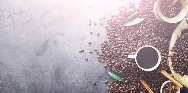 Bir poşet kahve. Kahve çekirdekleri masada kavrulmuş. Pişirmek için yapraklı kahve çekirdekleri.