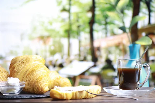 Świeże Ciasta Stole Francuski Rogalik Aromatyzowany Śniadanie — Zdjęcie stockowe