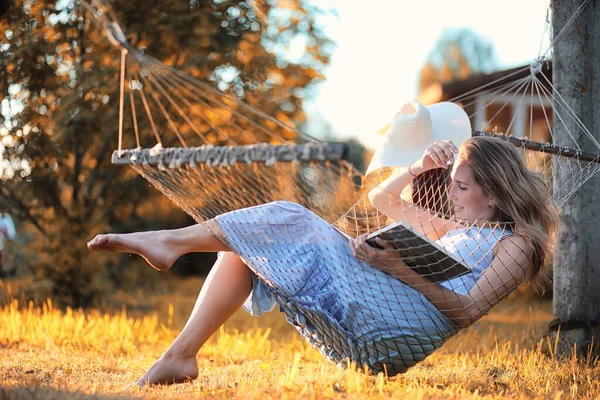 Mooi Jong Meisje Liegen Het Lezen Van Een Boek Herfst — Stockfoto