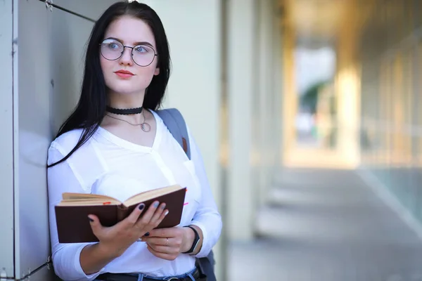 Studentin Mit Büchern Auf Der Straße — Stockfoto