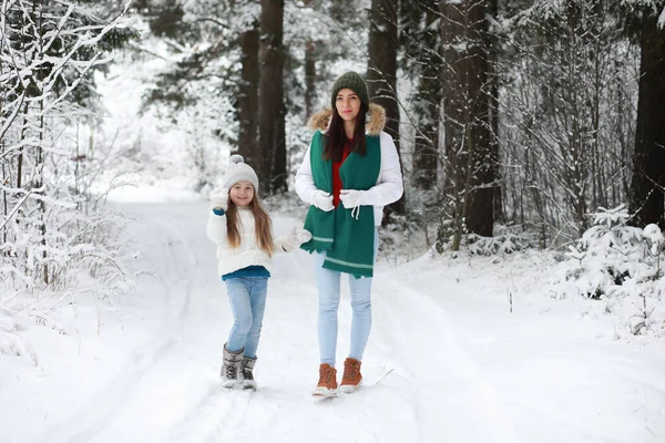 Young Family Walk Mom Daughter Walking Snowy Park — Stock Photo, Image