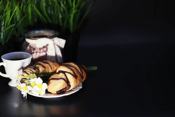 Desayuno Francés Mesa Croissant Café Con Chocolate Decantador Con Crema — Foto de Stock
