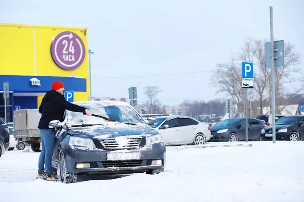 Conductor Masculino Está Parado Frente Coche Propietario Limpia Coche Nieve — Foto de Stock