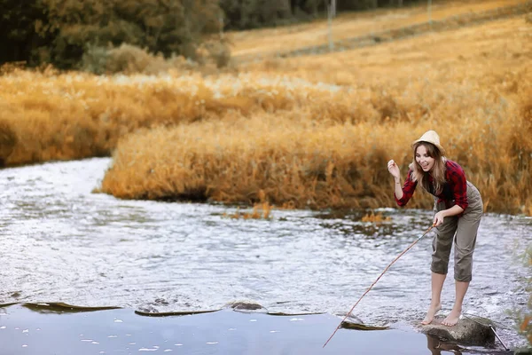 Красива Молода Дівчина Восени Біля Річки Вудкою — стокове фото