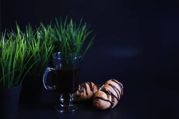 Francia Reggeli Asztalon Kávé Croissant Csokoládéval Tejszínnel Friss Péksütemények Koffeinmentes — Stock Fotó
