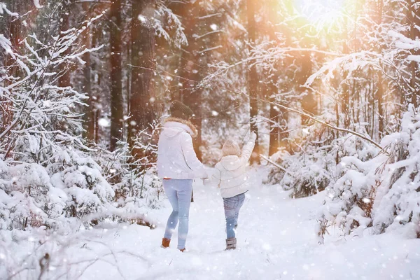 Junge Familie Beim Spaziergang Mutter Und Tochter Spazieren Einem Verschneiten — Stockfoto