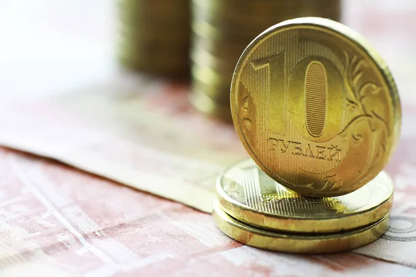 Ruské Bankovky Mince Rubly Bankovka Nápisem Pět Tisíc Rublů Mincemi — Stock fotografie