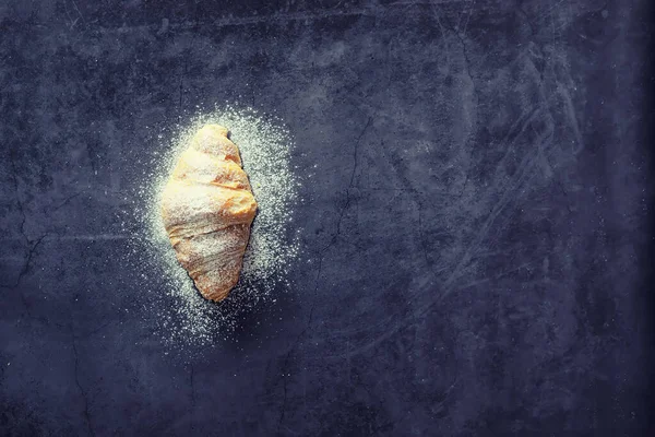 Taze hamur işleri masada. Kahvaltı için Fransız aromalı kruvasan..