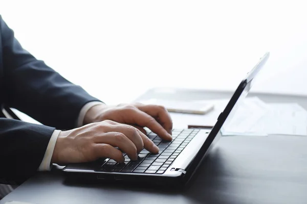 Kierownik Pracuje Laptopie Biurze Biznesmen Dokonuje Transakcji Online Handel Giełdzie — Zdjęcie stockowe