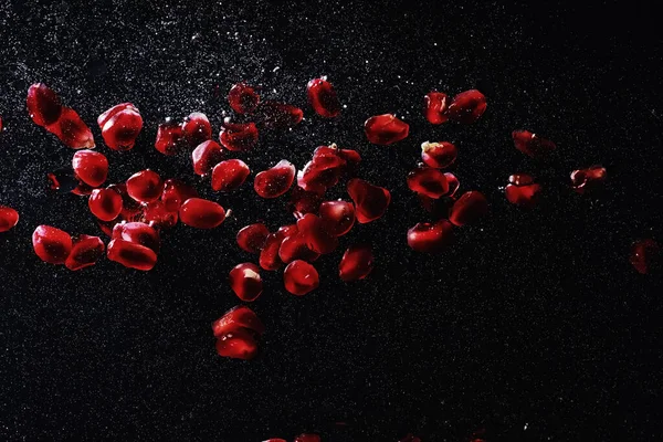 Olgun tatlı nar tohumlarına su damlaları düşer. Metnin için kopyalama alanı olan taze nar arkaplanı. Vejetaryen ve vejetaryen kavramı.