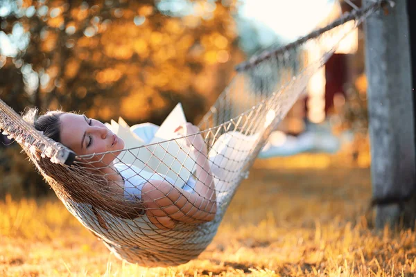 Mooi Jong Meisje Liegen Het Lezen Van Een Boek Herfst — Stockfoto