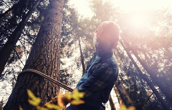 Male Worker Chopping Tree Forest — Stock Photo, Image