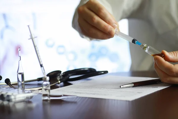 Muž Podepíše Lékařský Dokument Zdravotnické Vybavení Stole Stetoskop Ampulky Injekčními — Stock fotografie