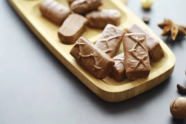 Barras Chocolate Sobre Fondo Negro Contraluz Chocolate Con Relleno Dulces — Foto de Stock