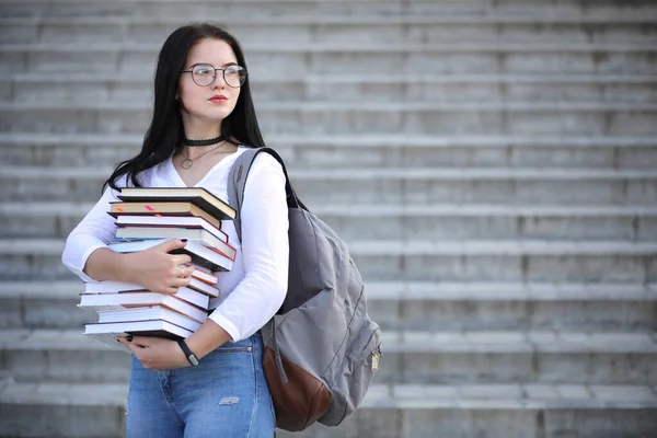 Chica Estudiante Calle Con Libros —  Fotos de Stock