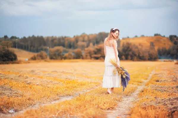 Belle Fille Avec Bouquet Fleurs Bleues Sur Nature Automne — Photo