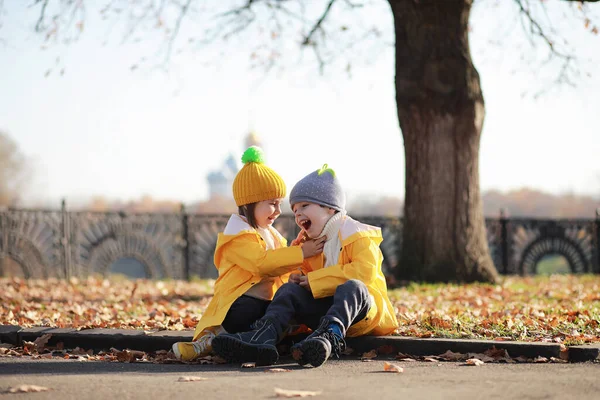 Jesienią Dzieci Spacerują Jesiennym Parku — Zdjęcie stockowe