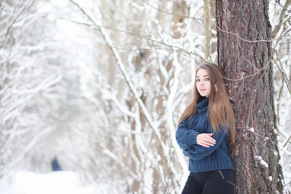 Ung Flicka Vinterpark Promenad Julsemester Vinterskogen Flicka Njuter Vintern Parken — Stockfoto